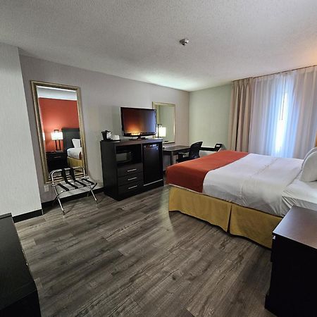 Quality Inn & Suites 5585 Ambler Drive Mississauga Ontario Esterno foto
