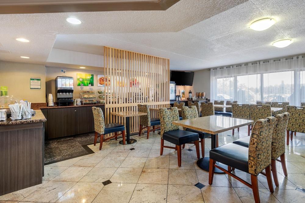 Quality Inn & Suites 5585 Ambler Drive Mississauga Ontario Esterno foto