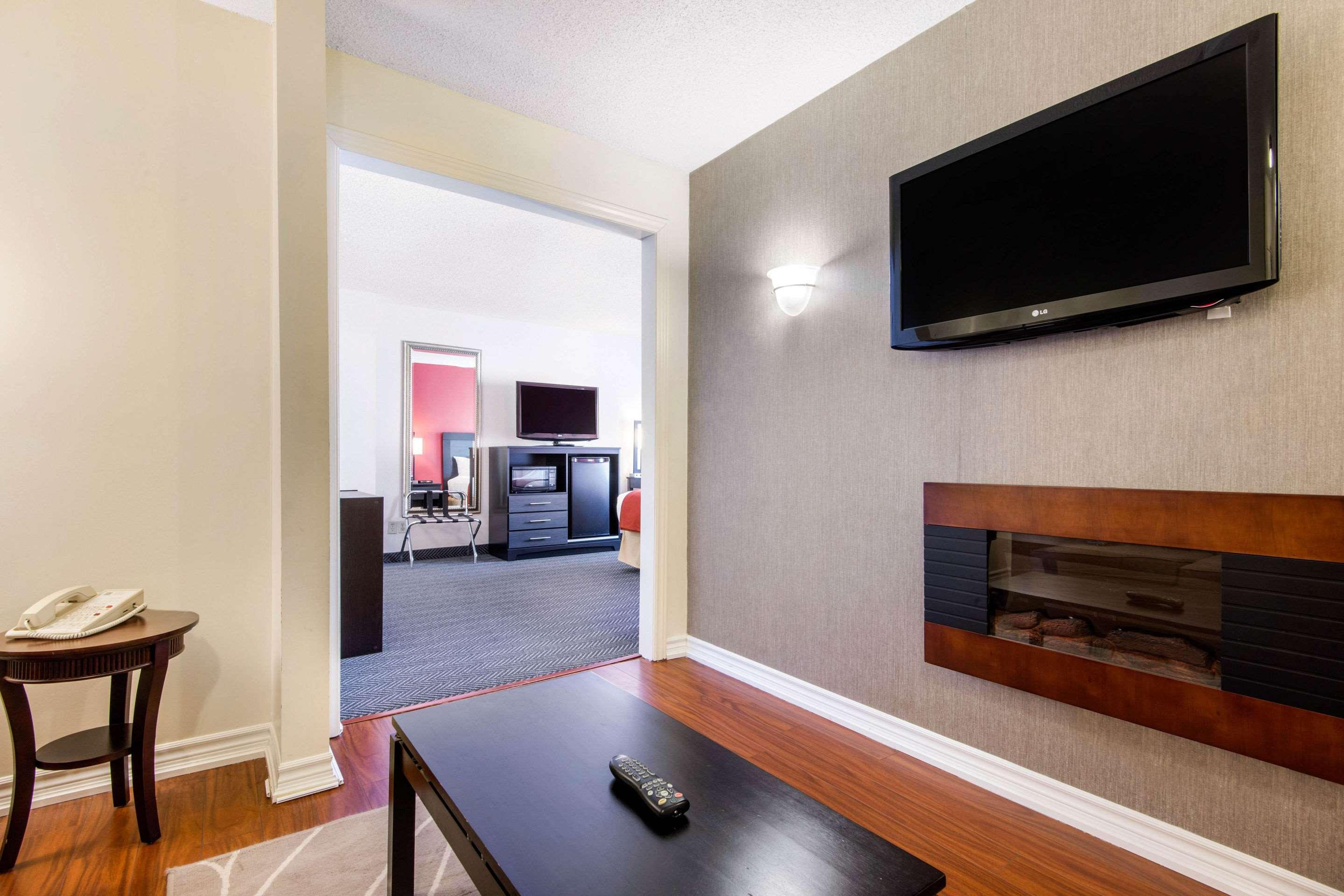 Quality Inn & Suites 5585 Ambler Drive Mississauga Ontario Esterno foto