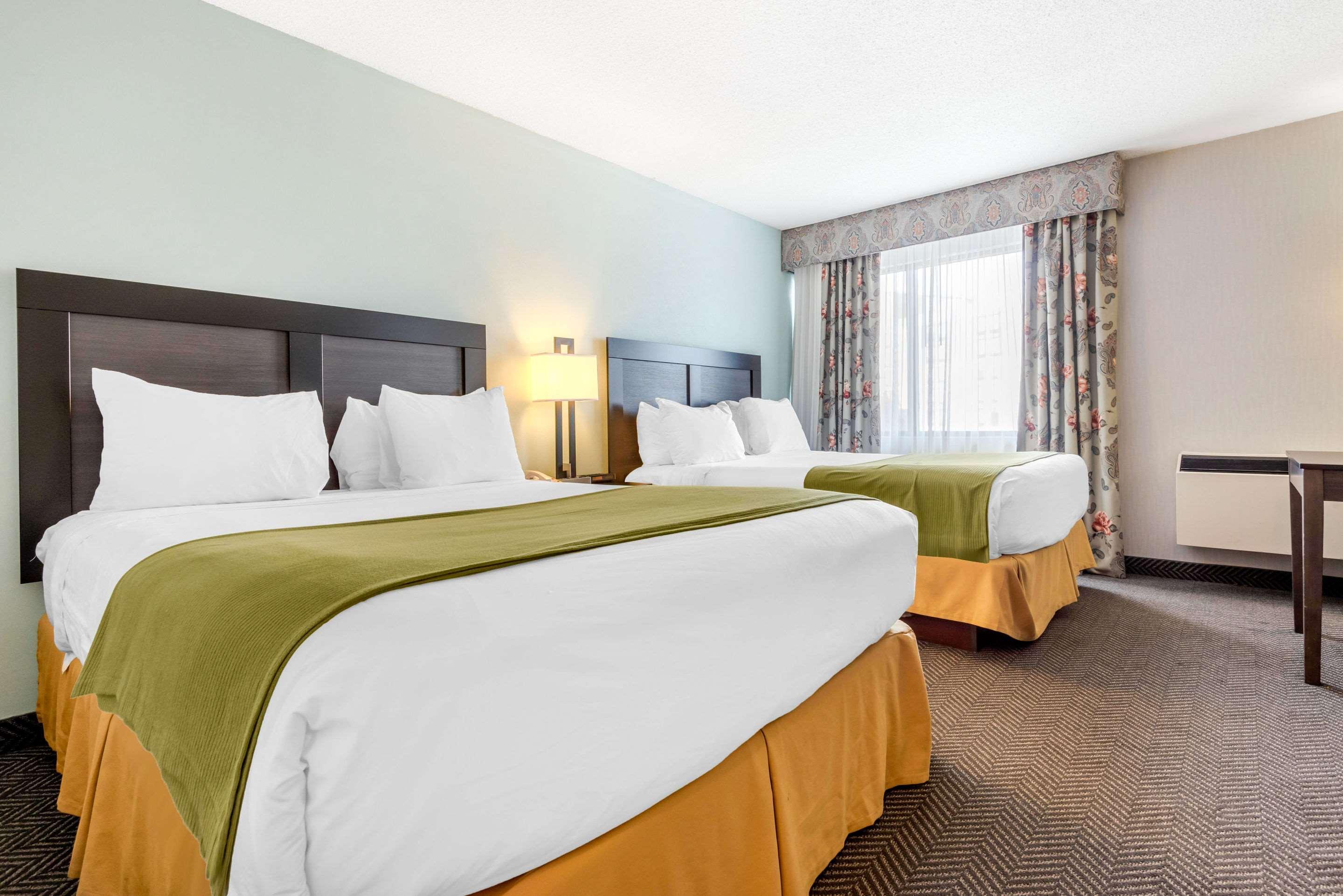 Quality Inn & Suites 5585 Ambler Drive Mississauga Ontario Esterno foto