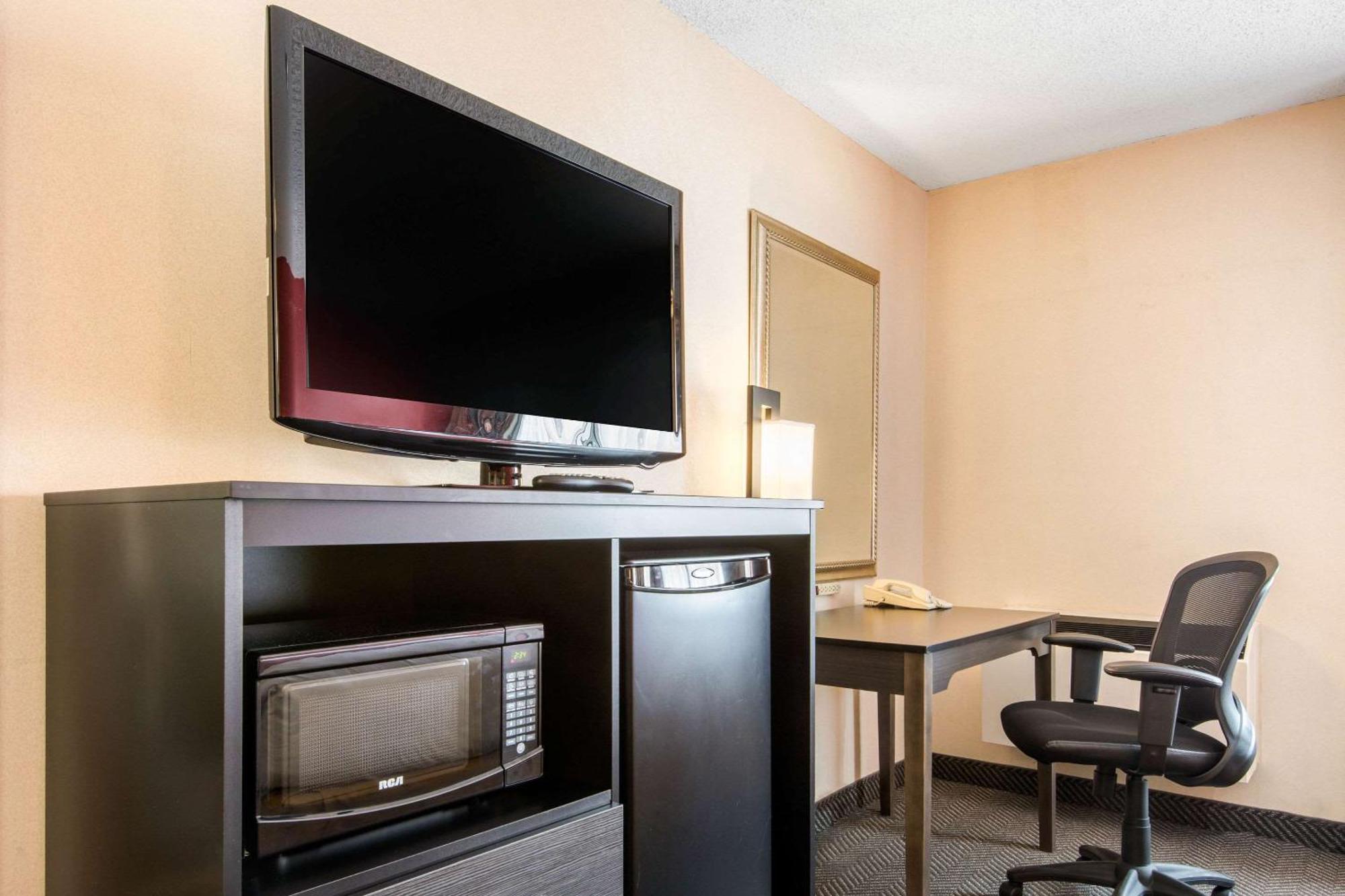 Quality Inn & Suites 5585 Ambler Drive Mississauga Ontario Esterno foto