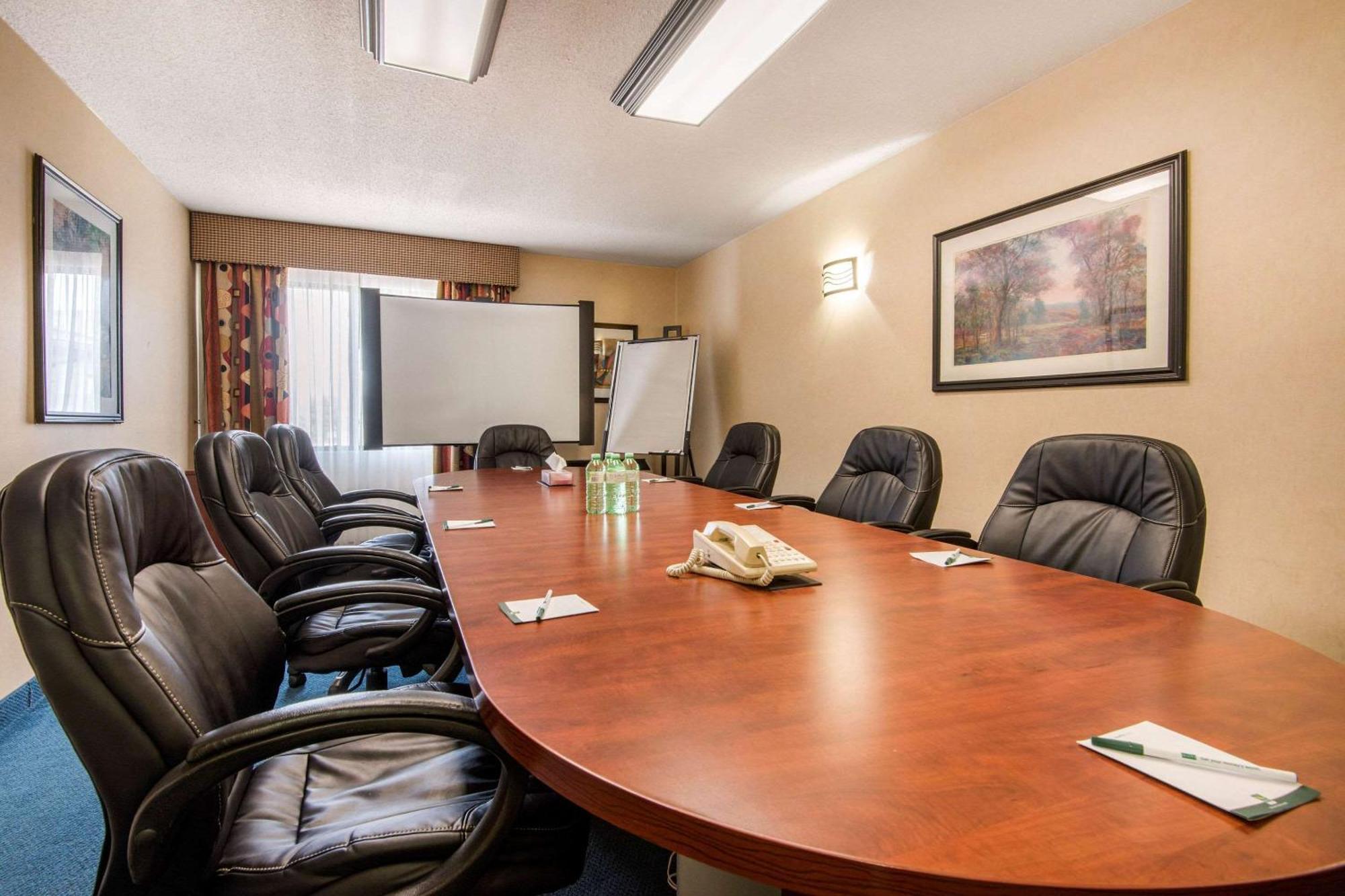 Quality Inn & Suites 5585 Ambler Drive Mississauga Ontario Esterno foto