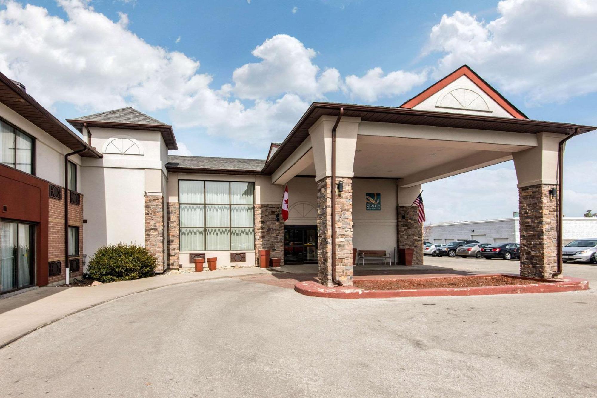 Quality Inn & Suites 5585 Ambler Drive Mississauga Ontario Esterno foto