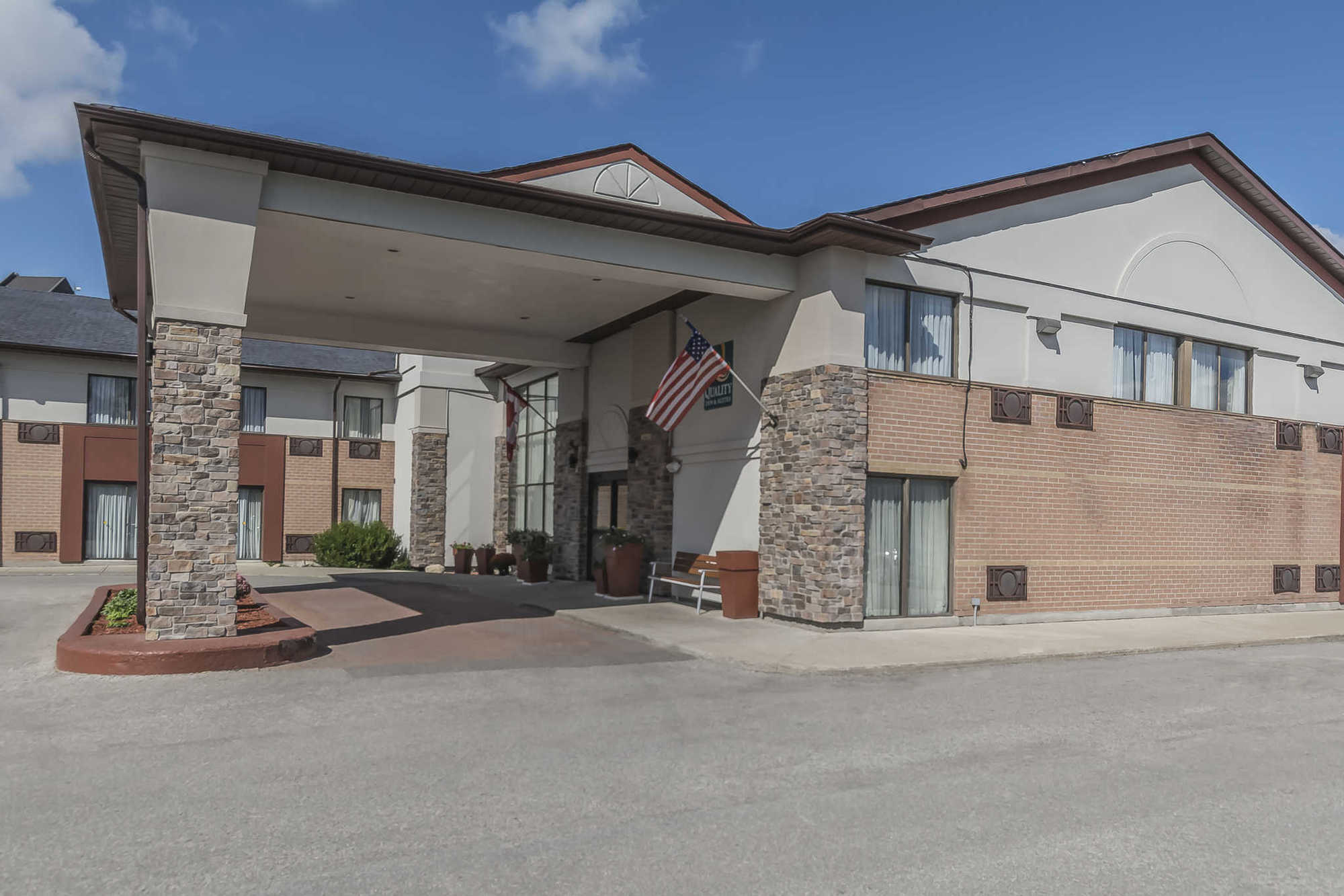 Quality Inn & Suites 5585 Ambler Drive Mississauga Ontario Esterno foto